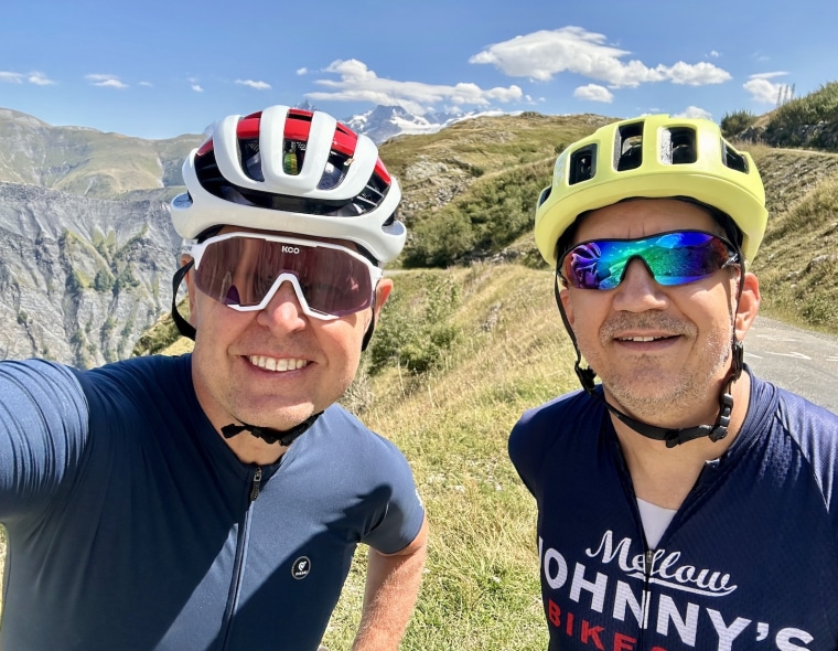 Két mosolygó kerékpáros a hegyekben, Bike4fun klub